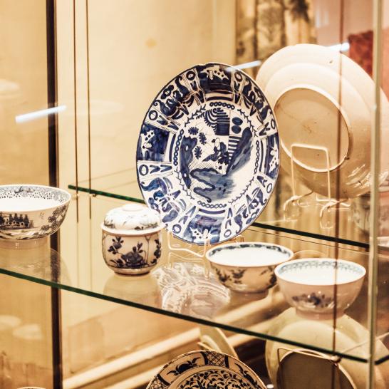 Vitrine met sierborden