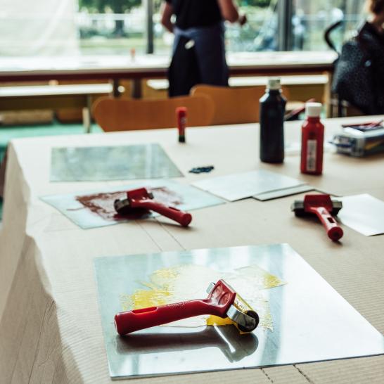Inktrollers op een plexiplaat tijdens een workshop