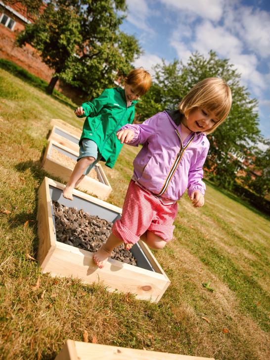 Kinderen die in de tuin van het museum spelen tijdens de picknick