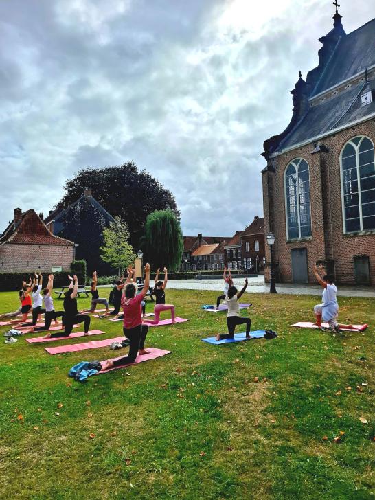 Een groep oefent Yoga op het begijnhof