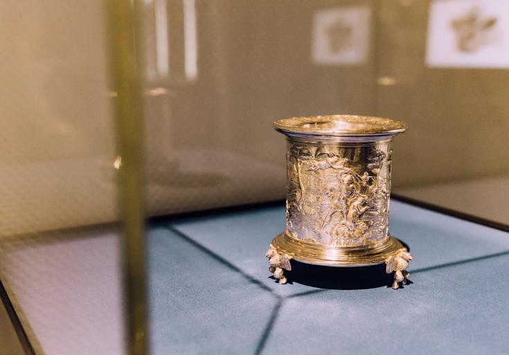 Zilveren zoutvat in een vitrine