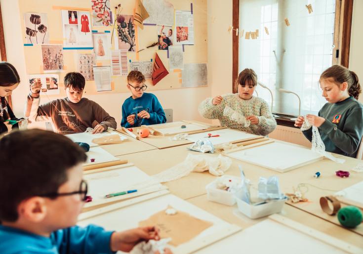 Kinderen aan de slag tijdens een workshop in de Conciërgerie